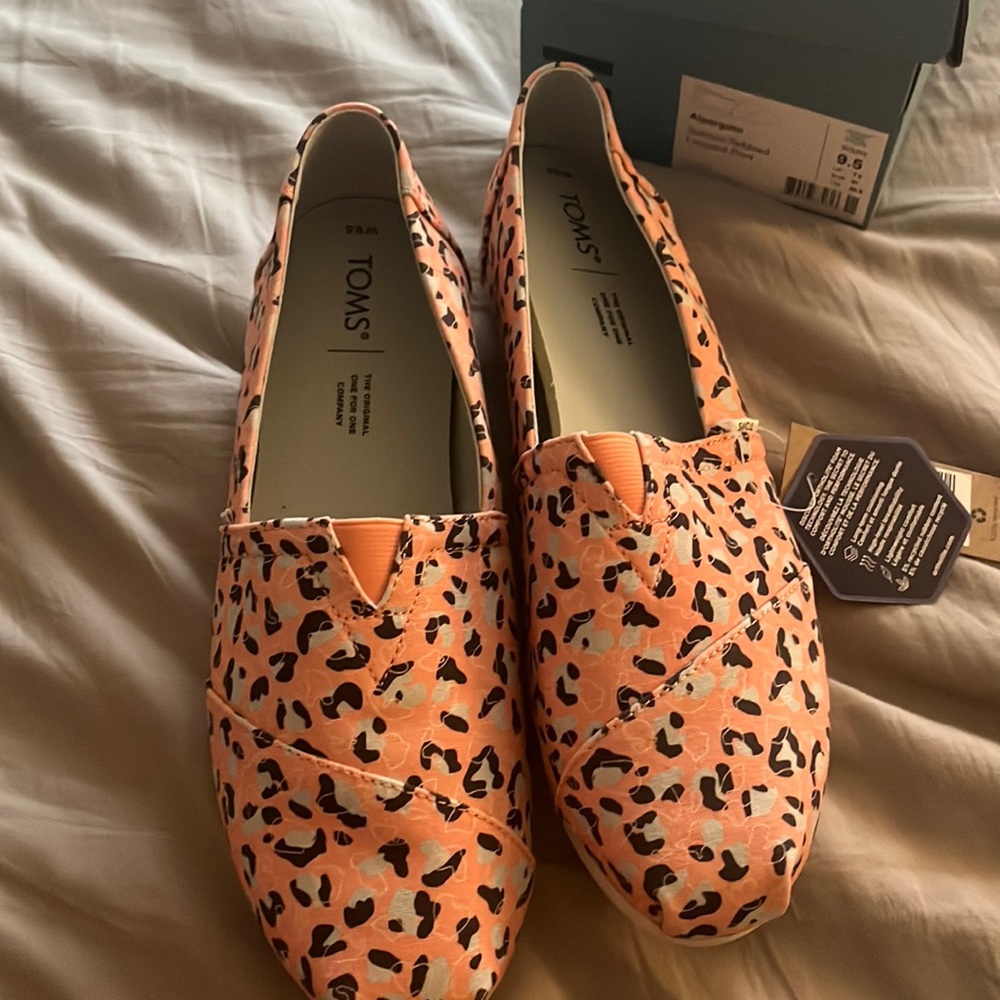 NWT Toms Salmon pebbled leopard print sz 9.5 W